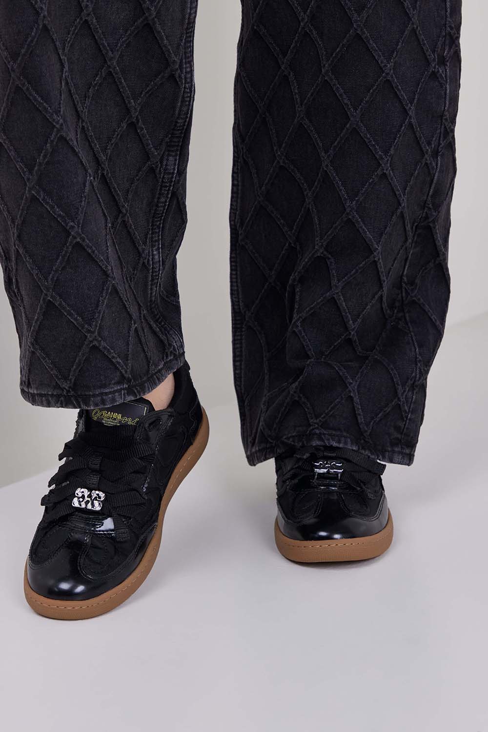 תמונת כל הלוק של נעלי סניקרס